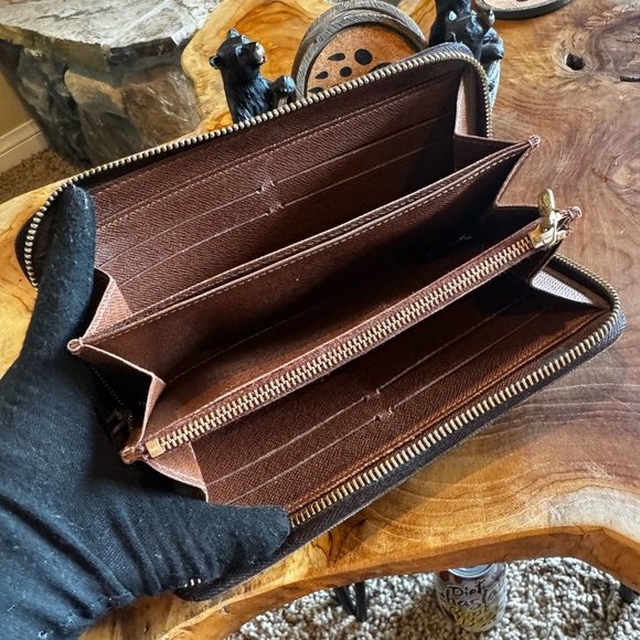 Louis Vuitton monogram full zip Preloved wallet & unbranded, charm, and chain - Picture 9 of 15